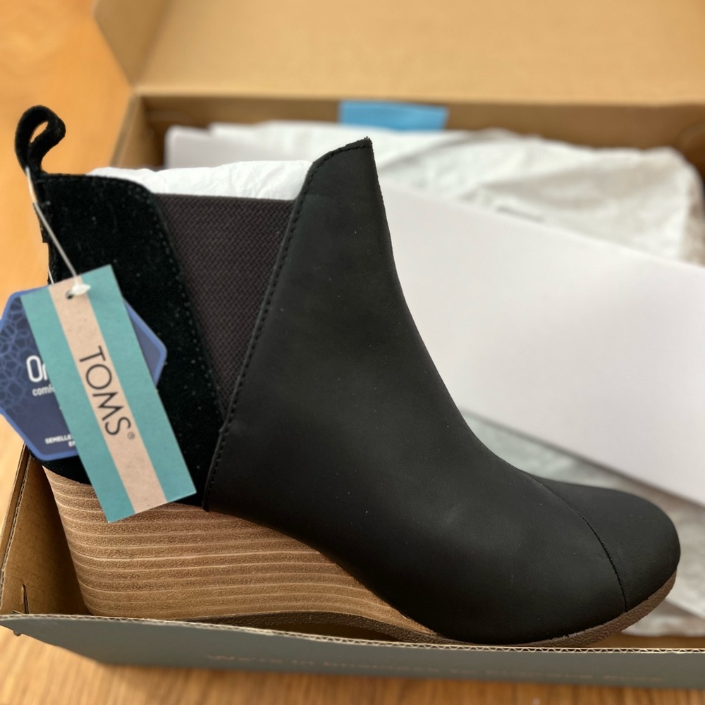 TOMS Kelsey Black Leather/Suede 8.5 NIB